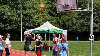Sporttag der Primarschule bei hochsommerlichen Temperaturen