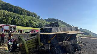 Hornussen Feld Brand Strohpresse