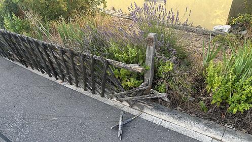 Kleindöttingen Autofahrer prallt gegen Gartenzaun