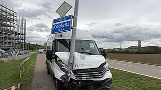 Stein Ausweichman&ouml;ver Unfall Strassenlampe