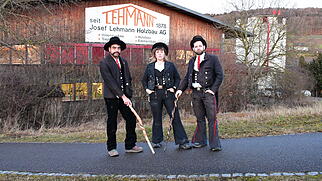 Frohgemut mit Stock und Hut