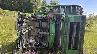 Niederrohrdorf M&auml;hdrescher &uuml;berschlagen