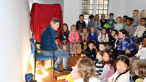 Geschichtenstunde in der Fleckenbibliothek Geschichtenstunde in der Fleckenbibliothek