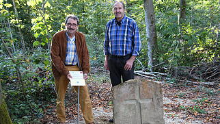 Steinplatte mit Kreuz am Achenberg