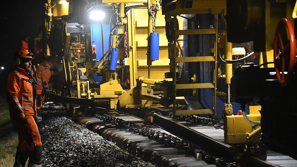 Nachtarbeit am Bahngleis