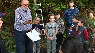 Nistkastenreinigung mit Primarschule