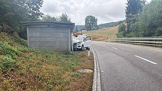 Wislikofen Unfall Geb&auml;ude Auto